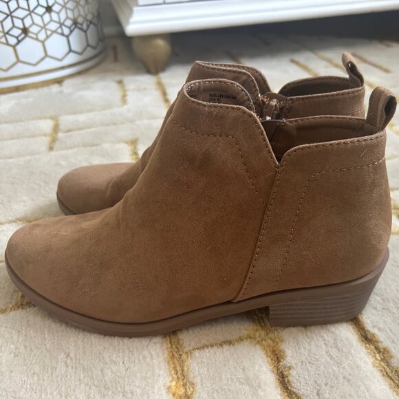 Time and Tru Women's Beige/Tan Faux Suede Ankle Boots Side Zip Size 8.5 - Picture 2 of 7